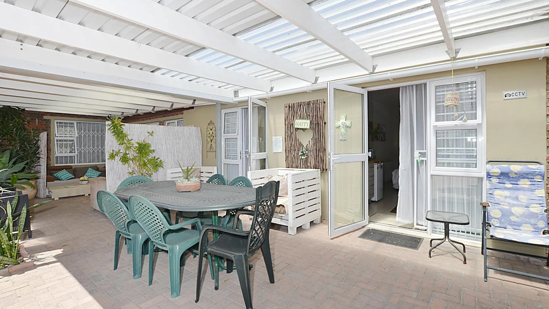 Arum Field Accommodation Table View Guest house